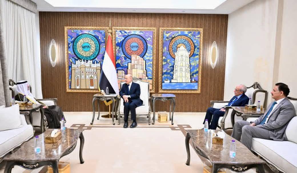 رئيس مجلس القيادة يشيد بالعلاقات الراسخة مع دولة الكويت وشجاعة قواتها في ردع التهديد