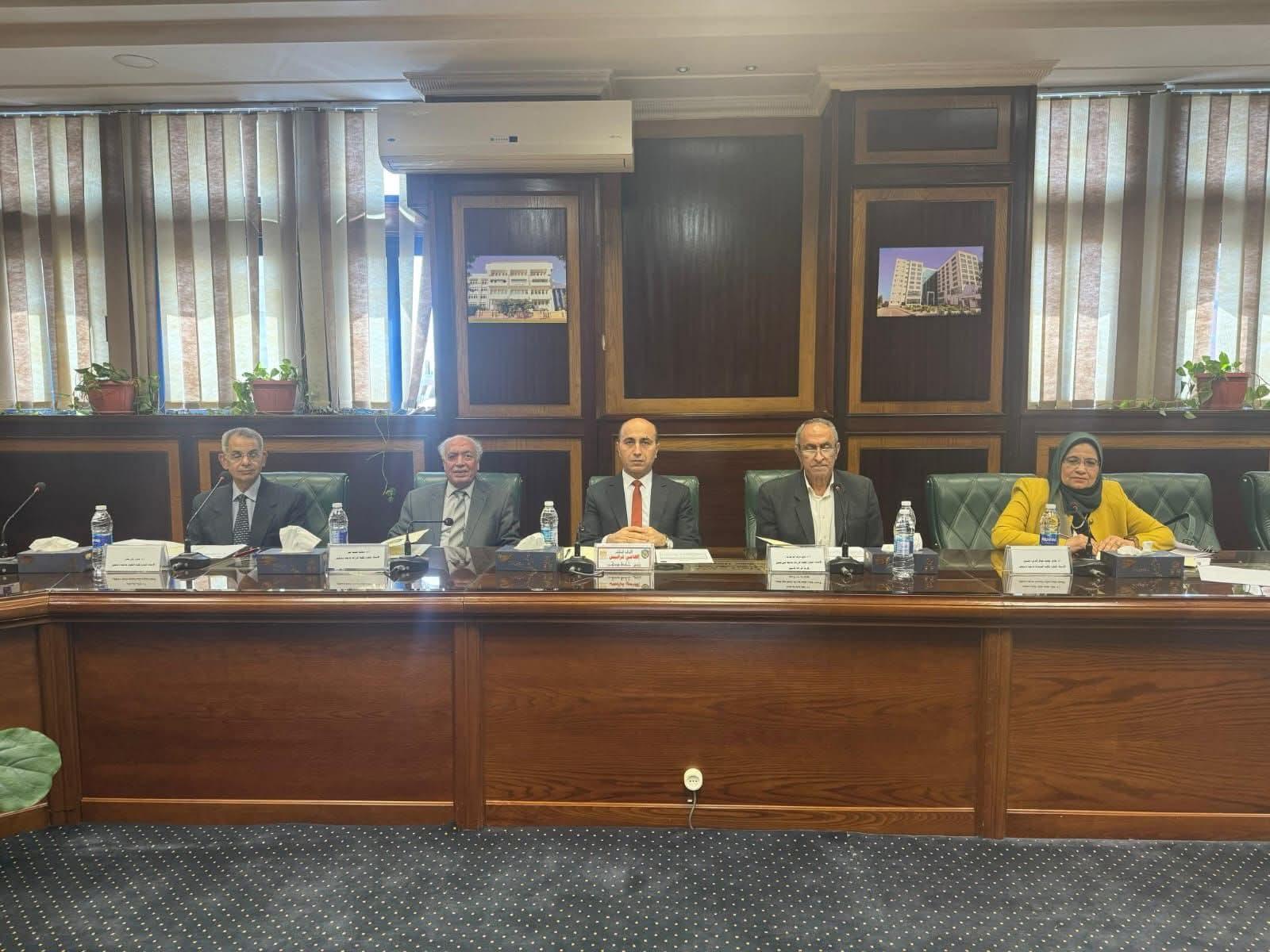 إنعقاد لجنة اختيار المرشحين لمنصب عميد كلية الزراعة بجامعة دمنهور