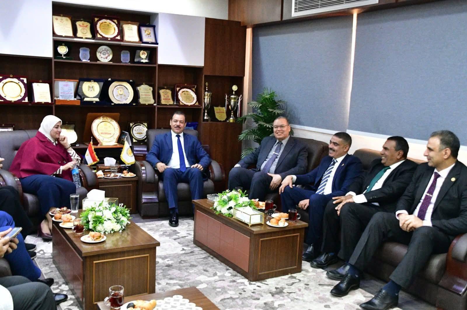 بالصور : رئيس جامعة الوادى الجديد يستقبل وفد برلماني وأكاديمي