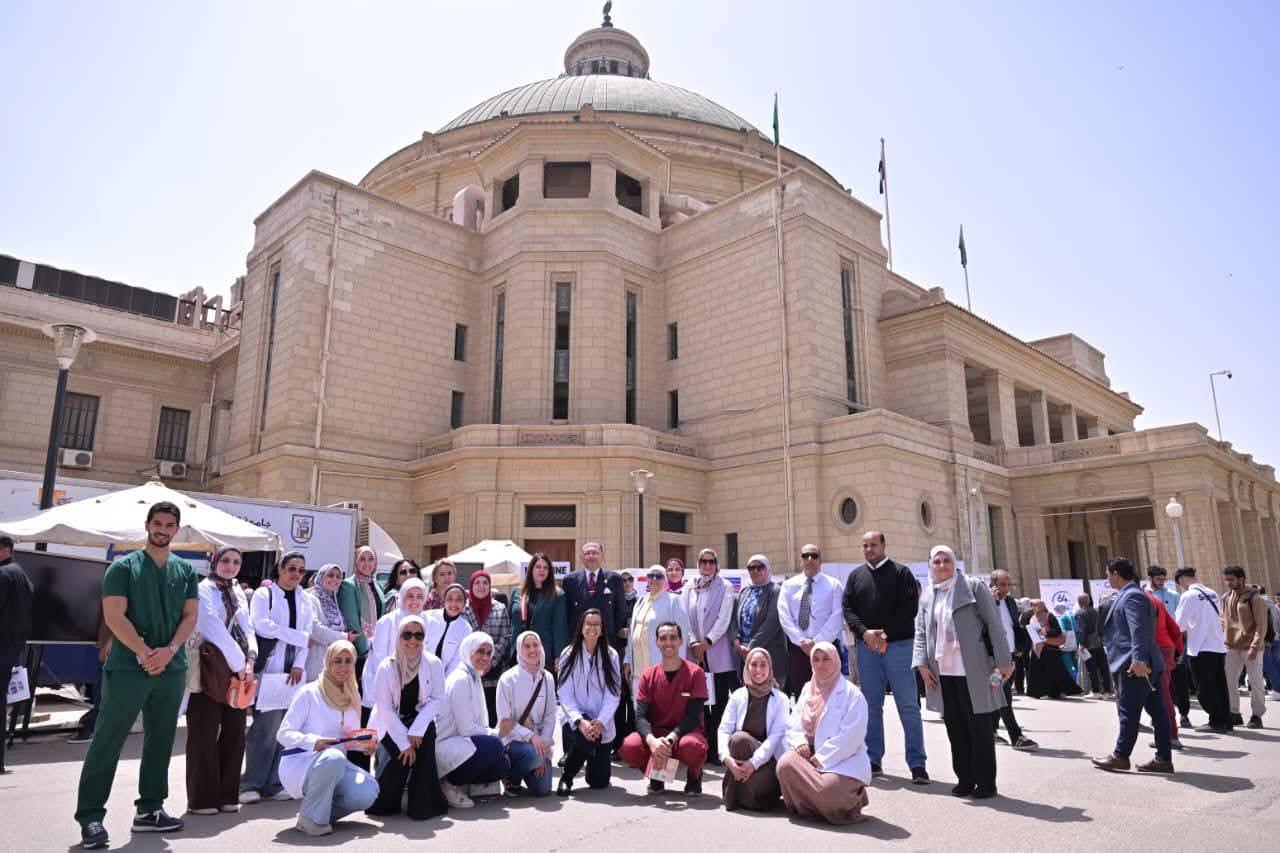 حملة توعوية لصحة الفم والأسنان داخل الحرم الجامعي لجامعة القاهرة