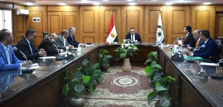 قرارات نوعية للتعليم المدمج بجامعة العريش.. برامج جديدة وإعفاءات كاملة لأبناء الشهداء