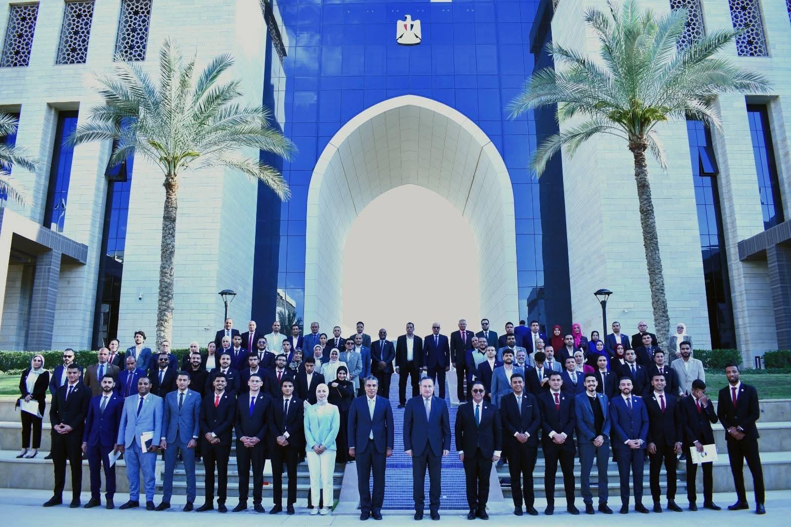 الطالب كمال عصام كمال يمثل جامعة العاصمة في لقاء وزير التعليم العالي حول مبادرة “وفرها… تنورها”