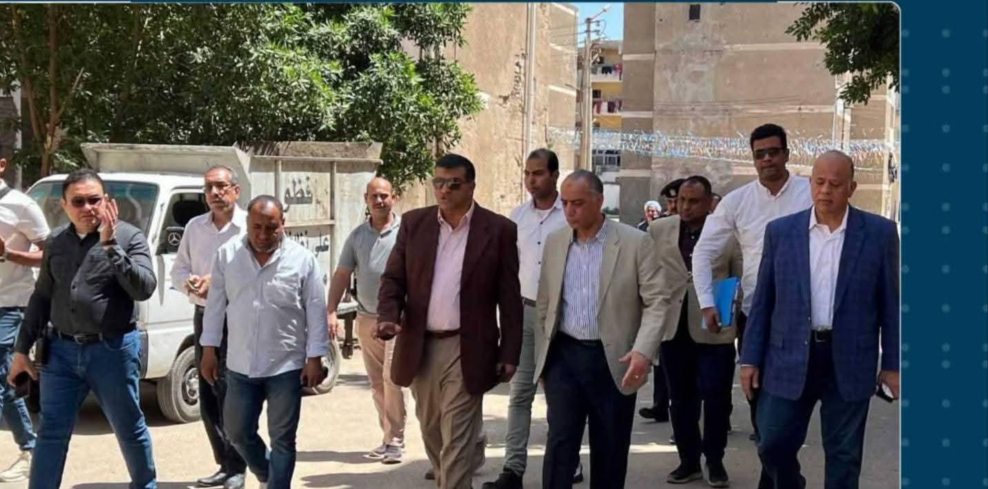 سيرًا على الأقدام.. محافظ قنا يتفقد عدد من المناطق السكنية لبحث تطوير مشروعات التنمية الحضرية