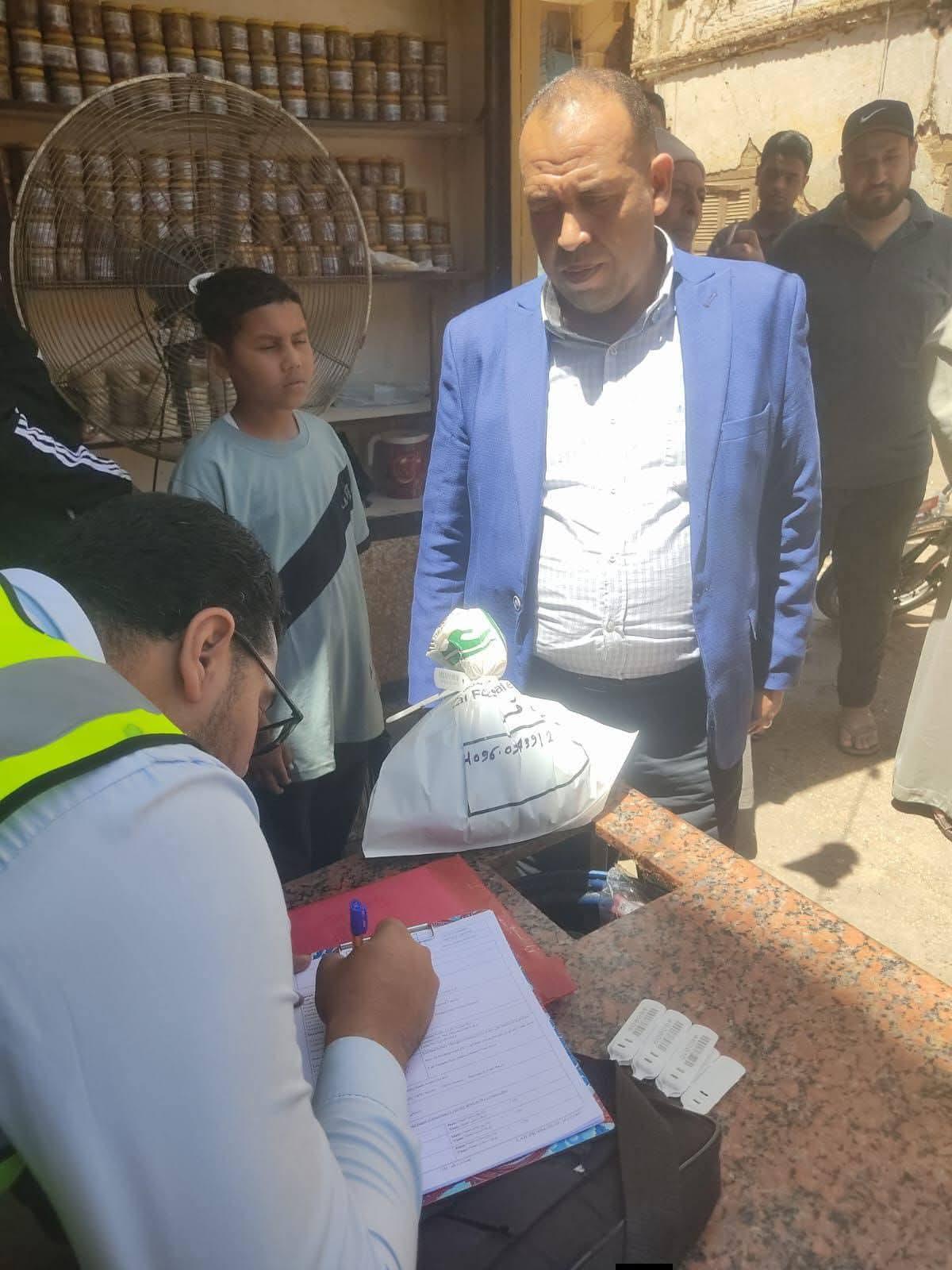 رئيس مركز ومدينه نجع حمادي ونائبه وهيئة سلامة الغذاء والتموين في حملة مكبرة على المحال التجاريه المختصه ببيع الفسيخ والملوحه بشم النسيم