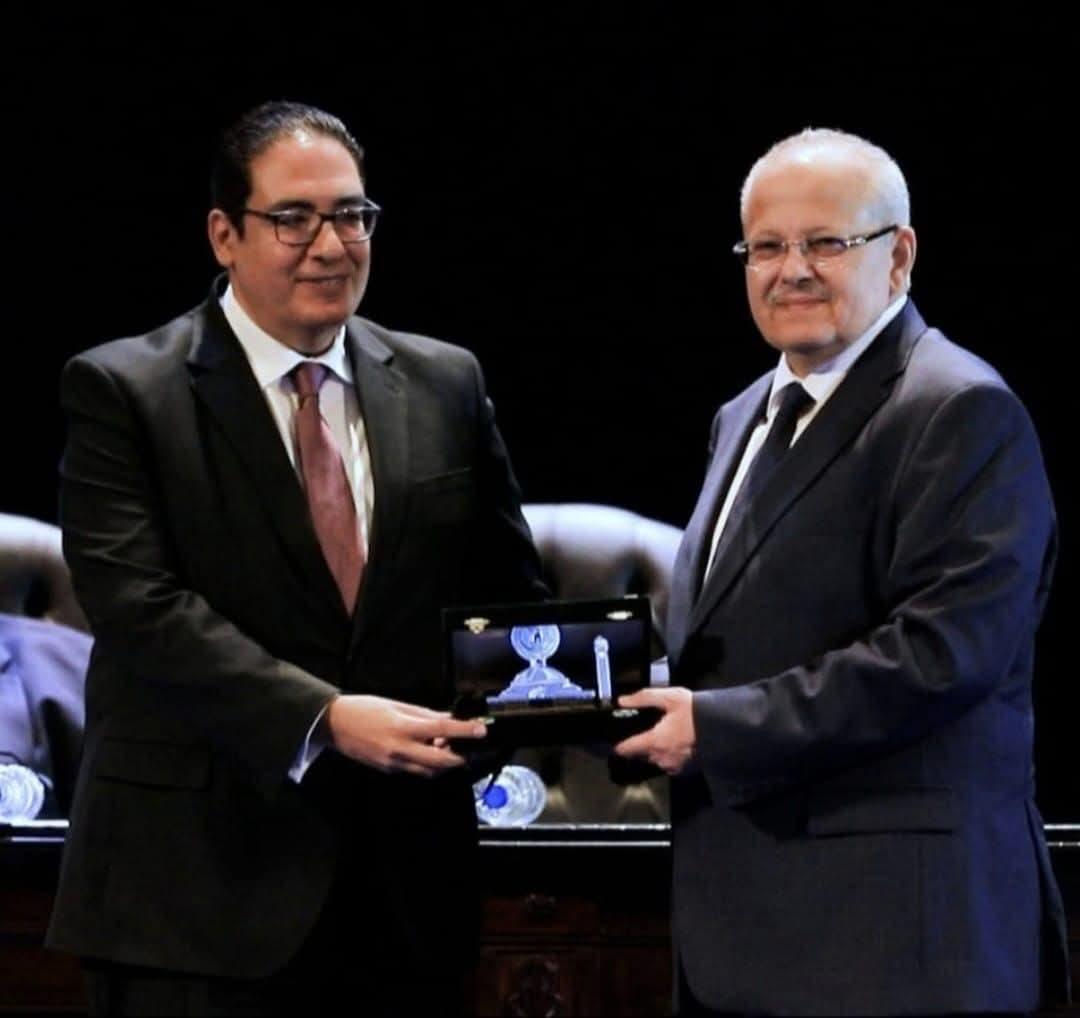 رئيس جامعة القاهرة يهنئ الدكتور محمد عثمان الخشت لفوزه بجائزة الشيخ زايد للكتاب في فرع المخطوطات والموسوعات والمعاجم.