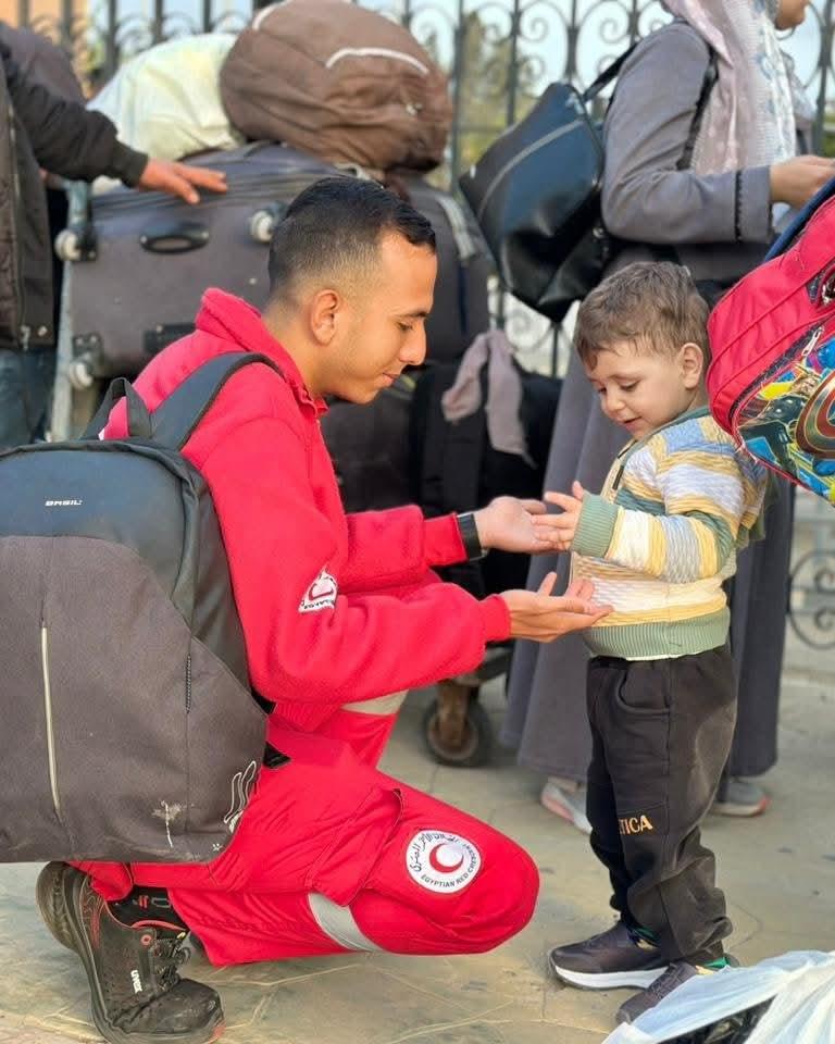 الهلال الأحمر المصري يستقبل الدفعة الـ 36 من الجرحى والمرضى والمصابين الفلسطينيين