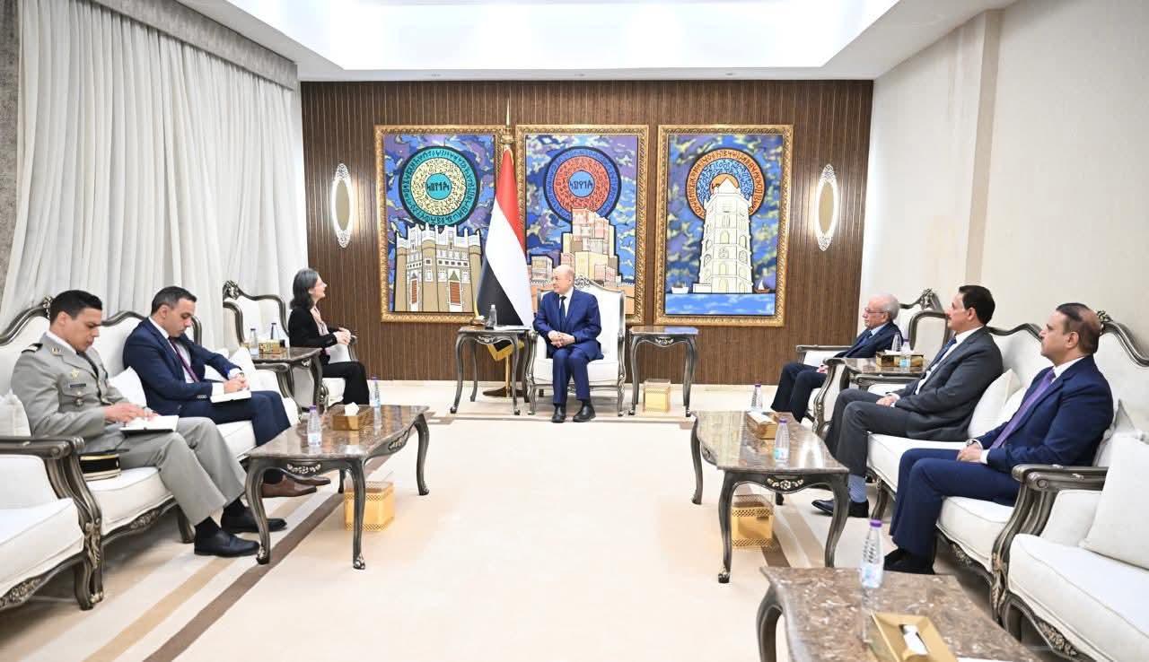 رئيس مجلس القيادة يحذر من مخاطر استمرار النظام الإيراني بالاستثمار في المليشيات الارهابية