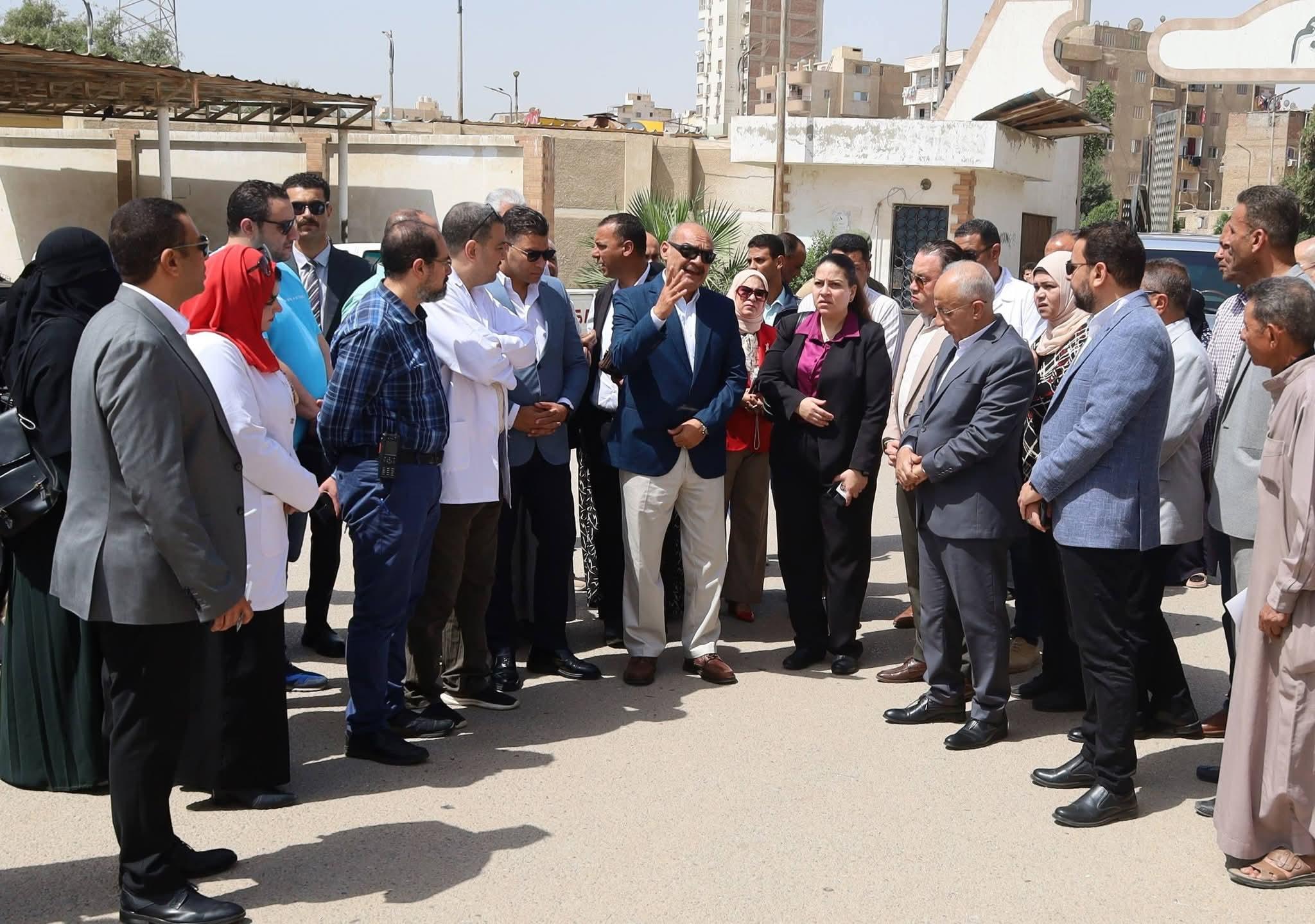 محافظ السويس يتابع الخدمات الطبية بالمستشفي العام ويشدد علي المعاملة الطيبة ورعاية المريض