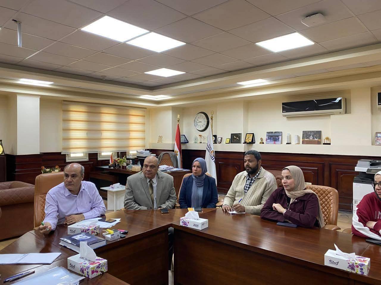 رئيس جامعة القاهرة الجديدة التكنولوجية يجتمع بمديري الإدارات لبحث سبل ورفع كفاءة الأداء المؤسسي