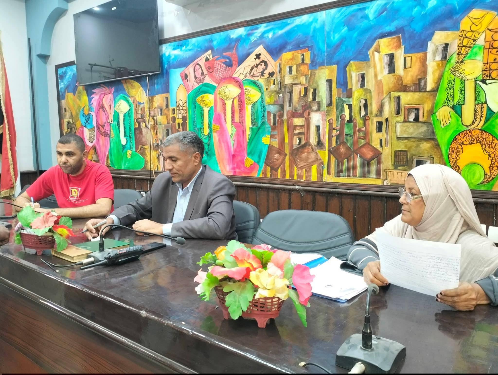 رئيس مدينة قوص يناقش خلال اللقاء الجماهيري ٧٤ شكوى وطلباً للمواطنين