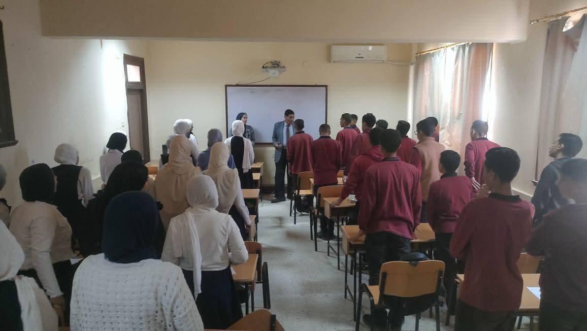 عميد الكلية التكنولوجية بالفيوم يتفقد انتظام الدراسة ويؤكد أهمية التدريب العملي للطلاب