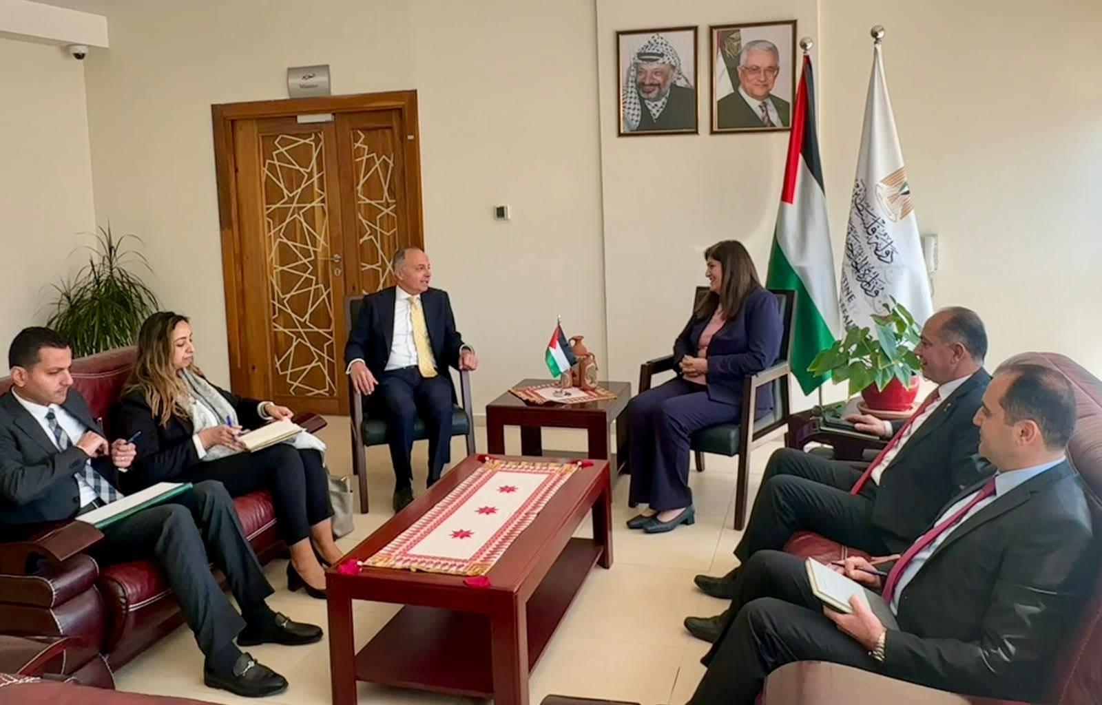 سفير مصر في رام الله يلتقي وزيرة الخارجية والمغتربين الفلسطينية