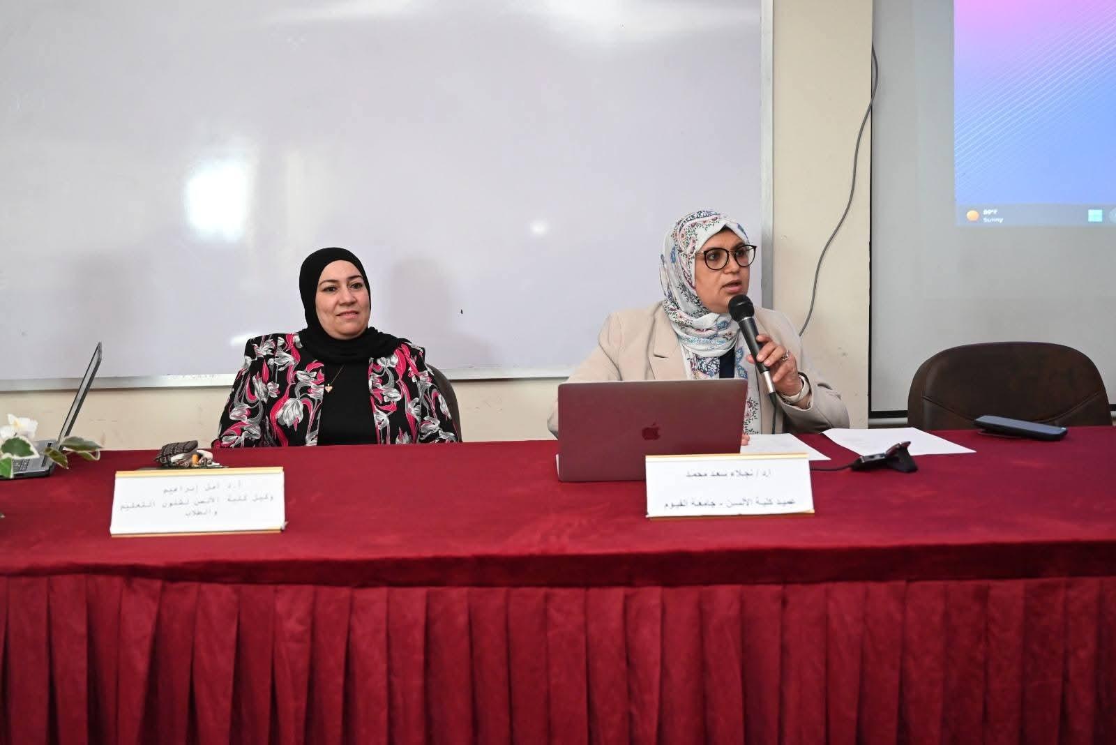 كلية الألسن بجامعة الفيوم تنظم لقاء لمناقشة أنشطة وإنجازات الكلية
