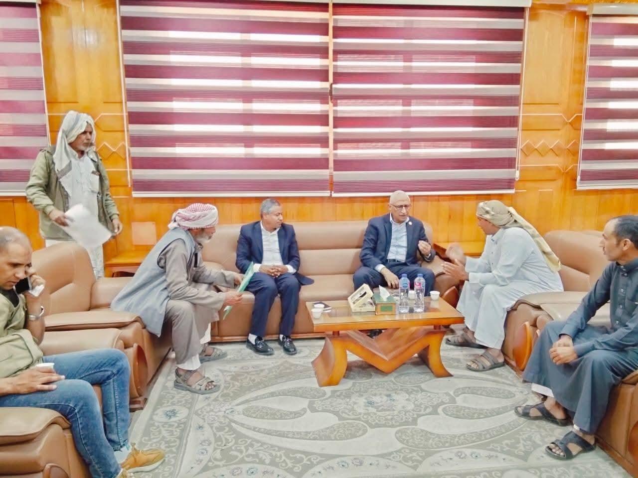 محافظ شمال سيناء يلتقي الأهالي والمشايخ والمواطنين بمجلس مدينة الحسنة