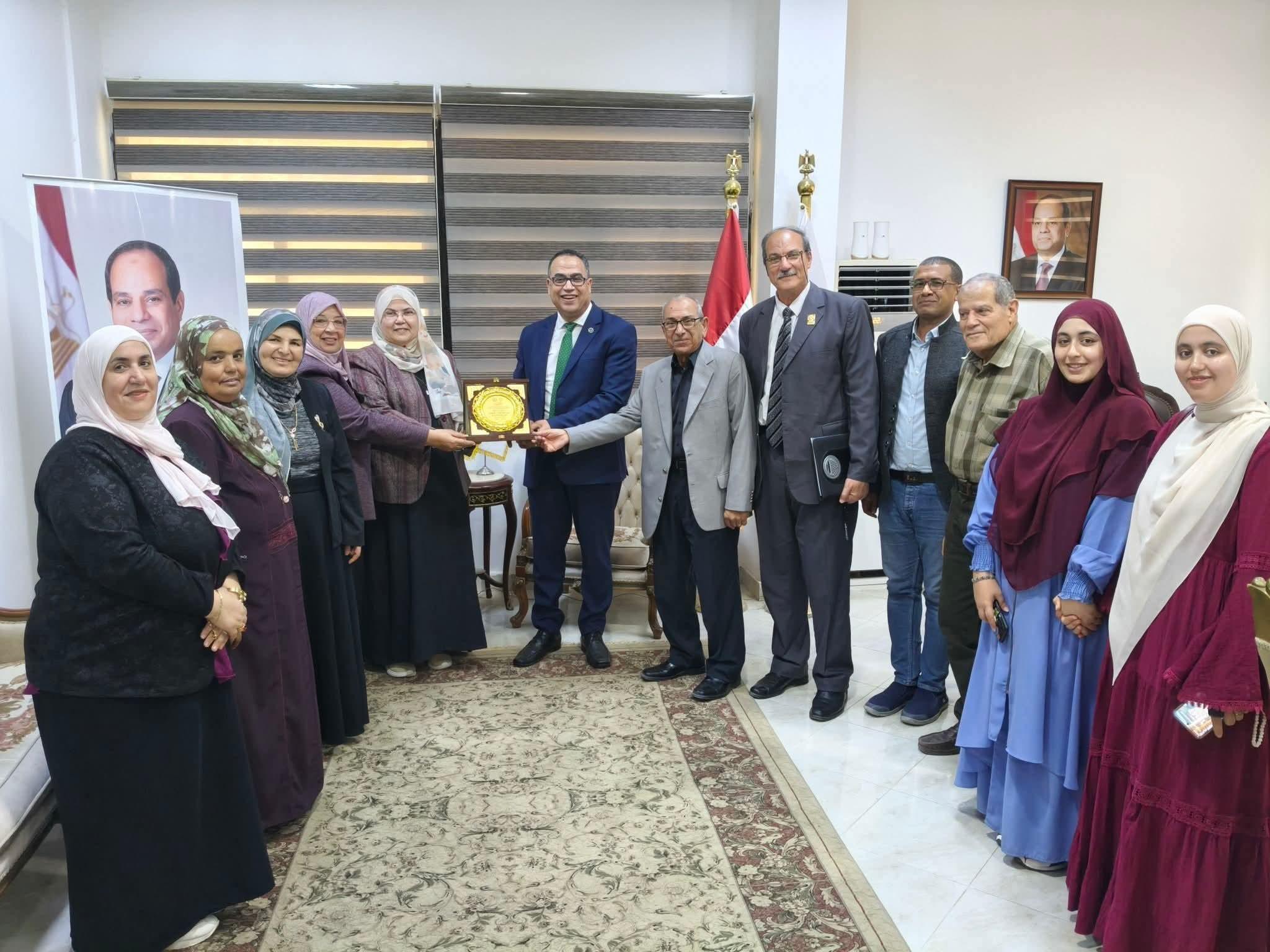 "دعم الاستقرار الاجتماعي لأبناء الجامعة".. رئيس جامعة العريش يلتقي بمجلس إدارة الجمعية التعاونية للإسكان
