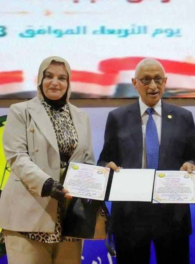 محافظ شمال سيناء يكرم مدير عام الشئون التنفيذية تقديرًا لجهودها المتميزة في دعم العملية التعليمية