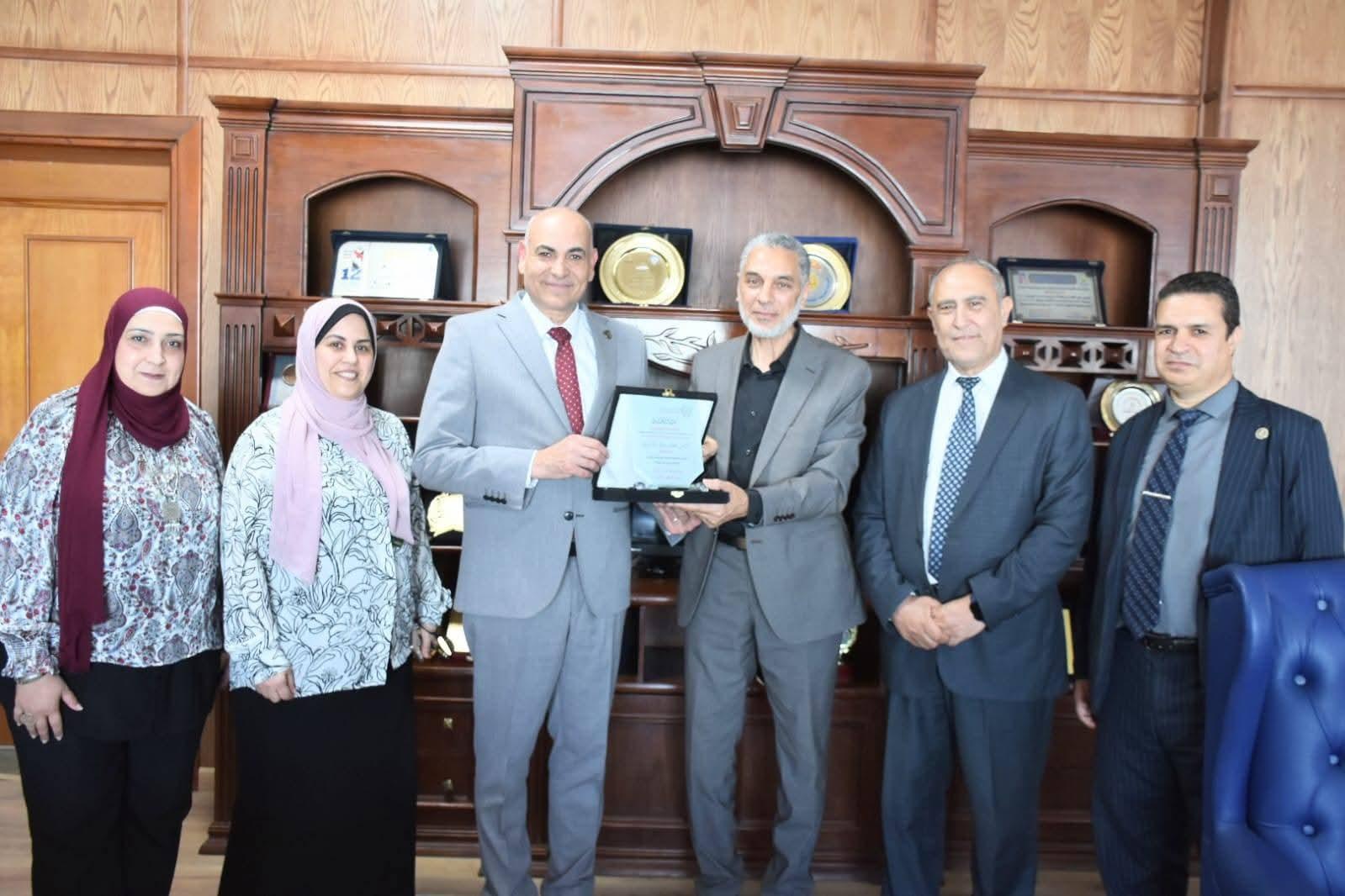 رئيس جامعة مدينة السادات والقائم بتسيير أعمال الجامعة الأهلية يتابع استعدادات الامتحانات ويؤكد توفير كافة سبل الدعم والرعاية للطلاب