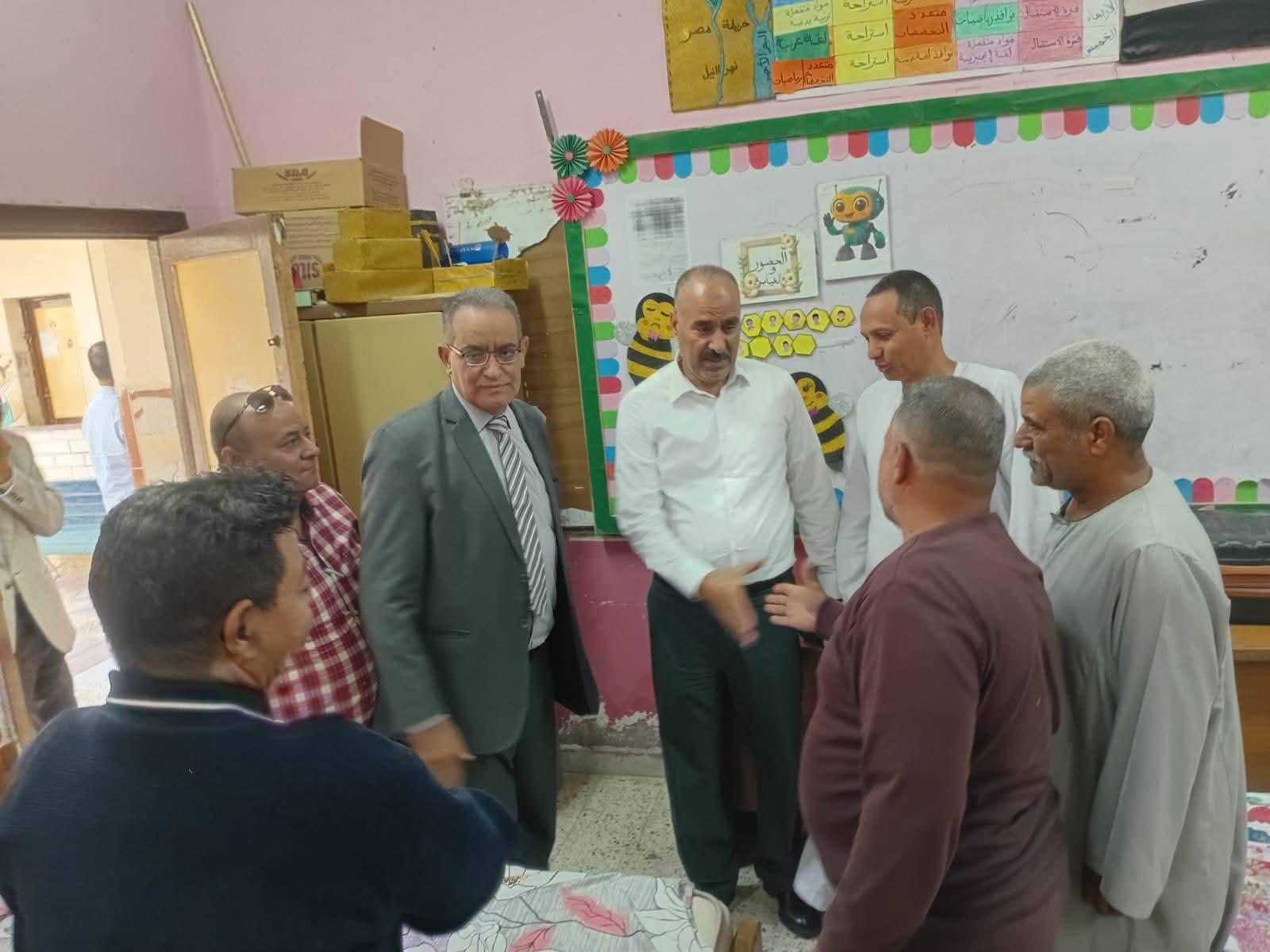 وكيل الوزارة يتفقد عددًا من اللجان لمتابعة انتظام امتحانات نهاية العام لسنوات النقل