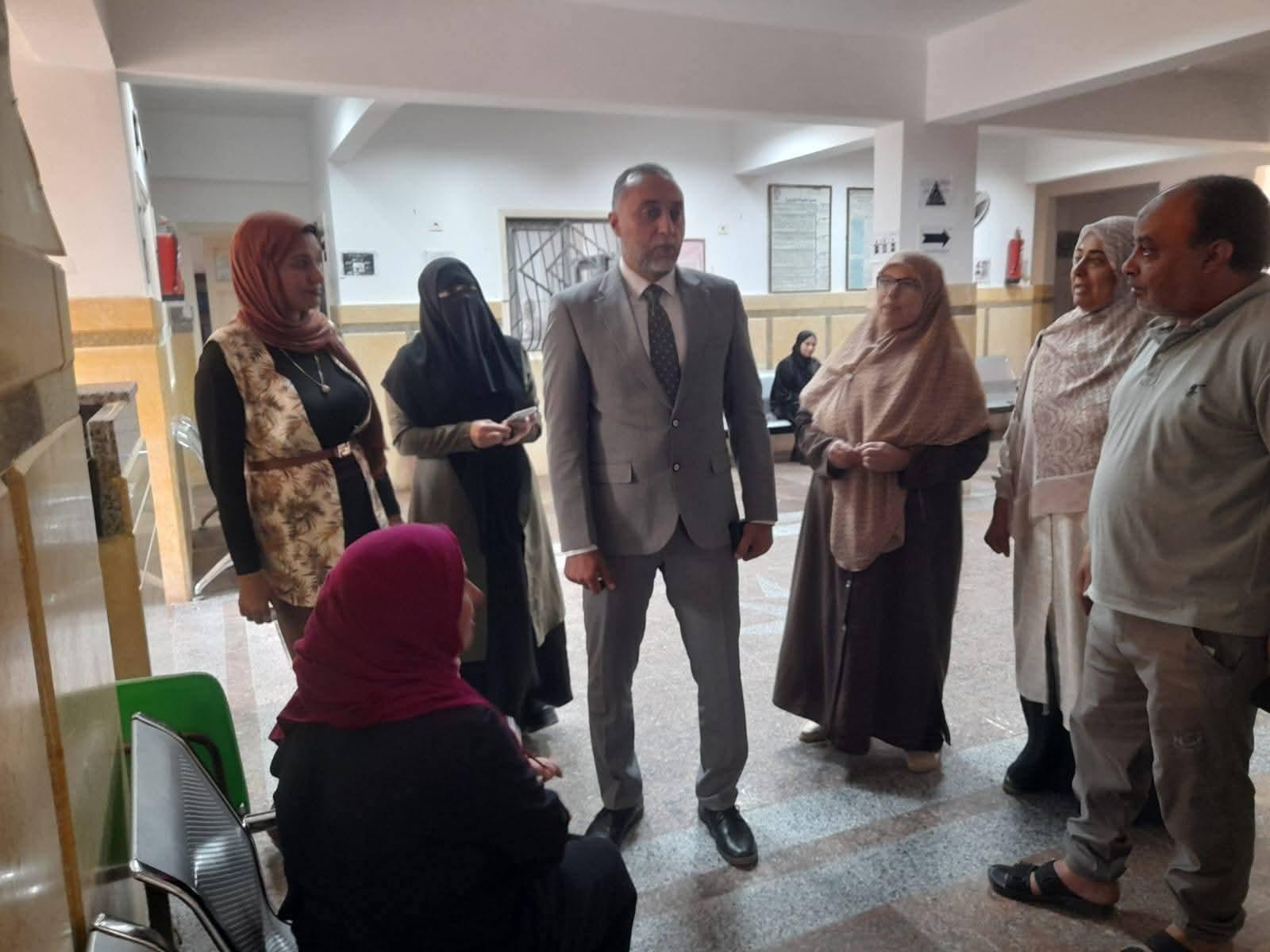 الدكتور عمرو عادل يواصل سلسلة جولاته الميدانية المكثفة بتفقد سير العمل في مركز حضري عاطف السادات بالعريش .. ويحيل المتغيبين للتحقيق.