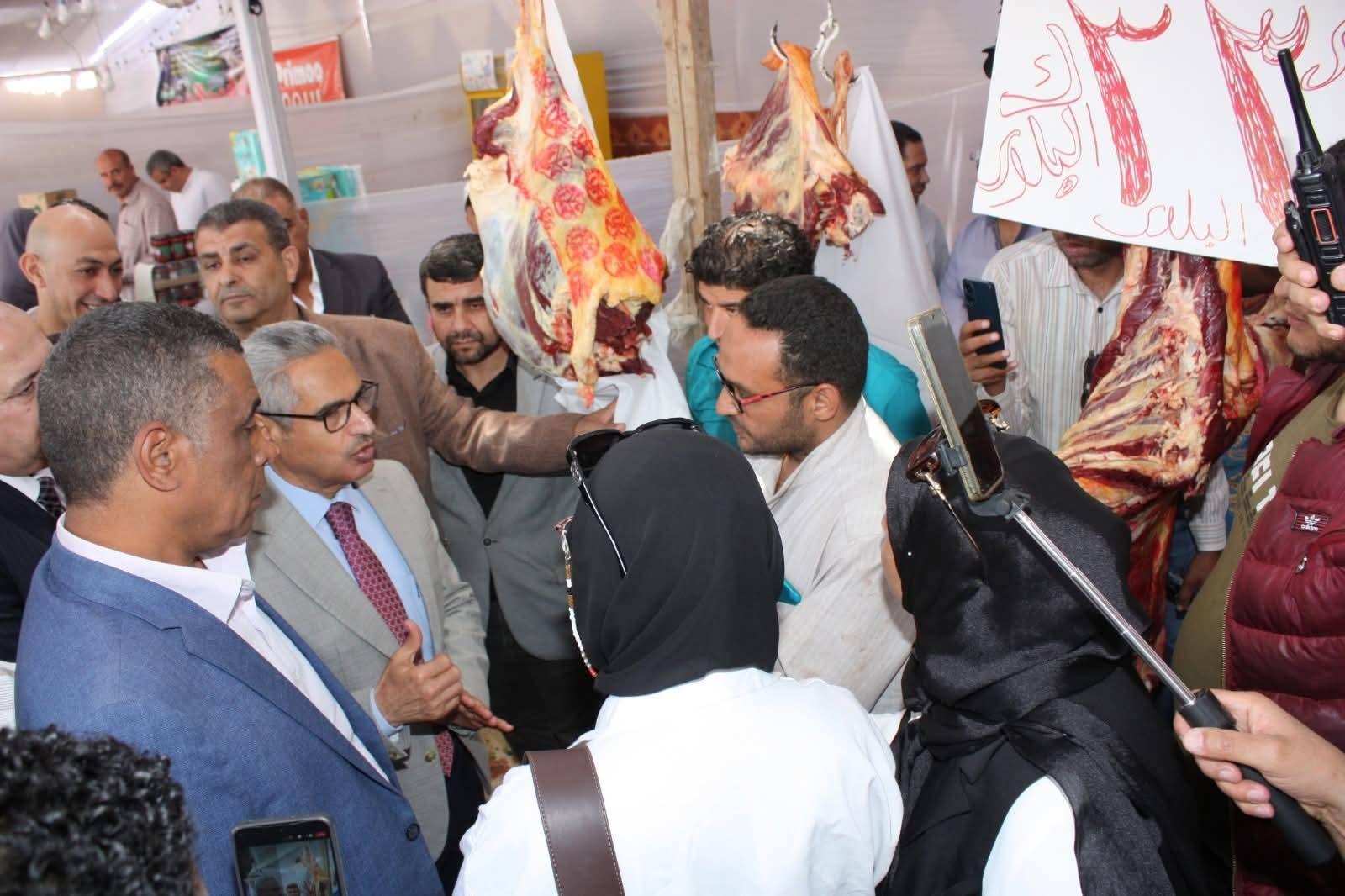 محافظ بني سويف يتفقد معرض"أضحى مبارك" بالتعاون مع الغرفة التجاريةومنفذ"حياة كريمة