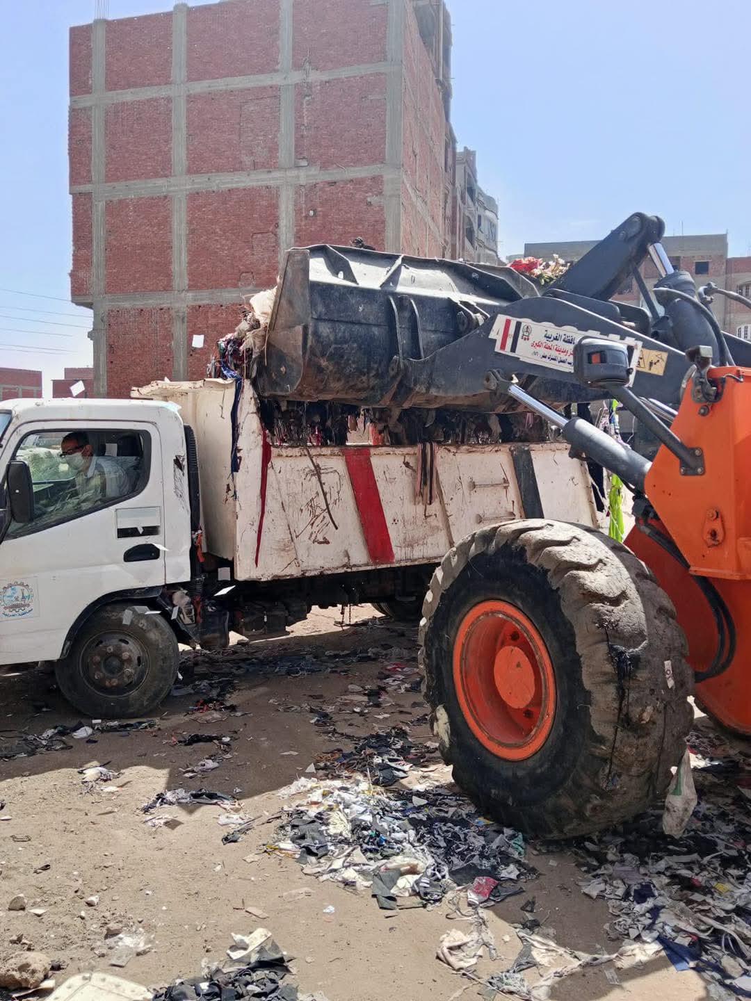 رفع 220 طن مخلفات فى زفتى ومحافظ الغربية التعامل مع 10 بؤر بالمراكز والمدن