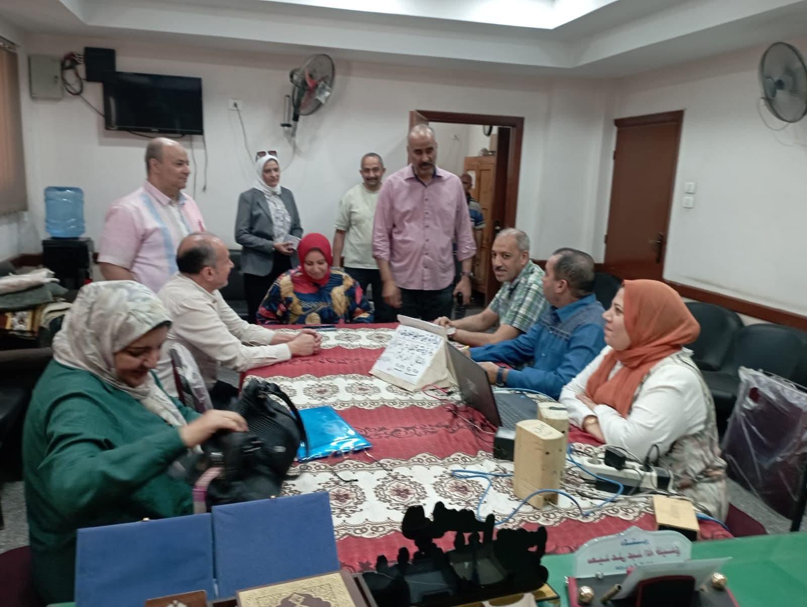 وكيل الوزارة يفاجئ ديوان إدارة بني سويف التعليمية ويتابع سير العمل ويهنئ العاملين بعيد الأضحى المبارك