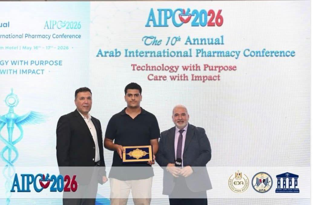 يوسف تامر.. طالب ببرنامج الصيدلة الإكلينيكية بجامعة القاهرة الأهلية يحصد التكريم في مؤتمر AIPC2026 الدولي بعد تميزه في سلسلة «كاريرك شبهك»