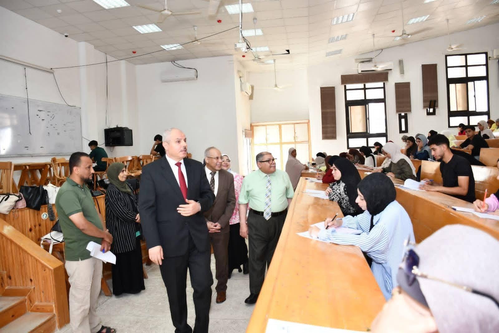 رئيس جامعة قناة السويس يتابع استئناف الامتحانات النظرية بكلية التربية بعد إجازة عيد الأضحى ويؤكد انتظام اللجان بمختلف الكليات