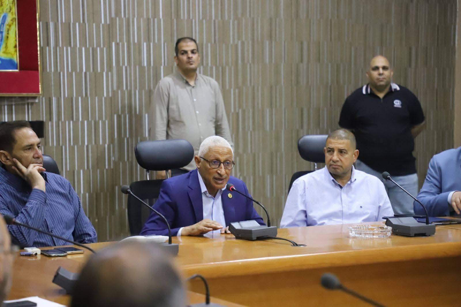 محافظ شمال سيناء يلتقي بالعاملين بالديوان العام ويهنئهم بعيد الأضحى المبارك.