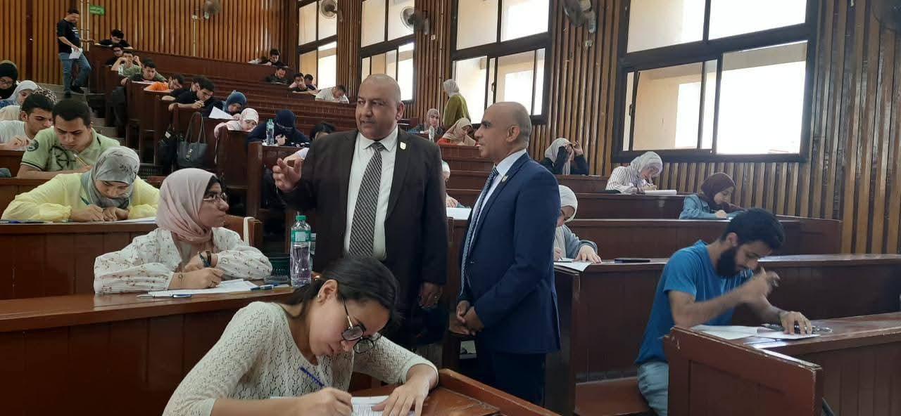 نائب رئيس جامعة القاهرة لشئون التعليم والطلاب يجري جولة تفقدية بعدد من الكليات