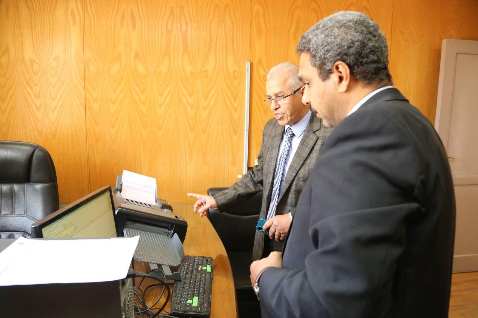 جامعة الفيوم: نائب رئيس الجامعة يتفقد مركز القياس والتقويم