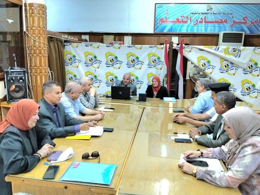 مدير تعليم الفيوم يتابع انتظام سير الامتحانات العملية للدبلومات الفنية بالفيوم ، من غرفة العمليات الرئيسية.