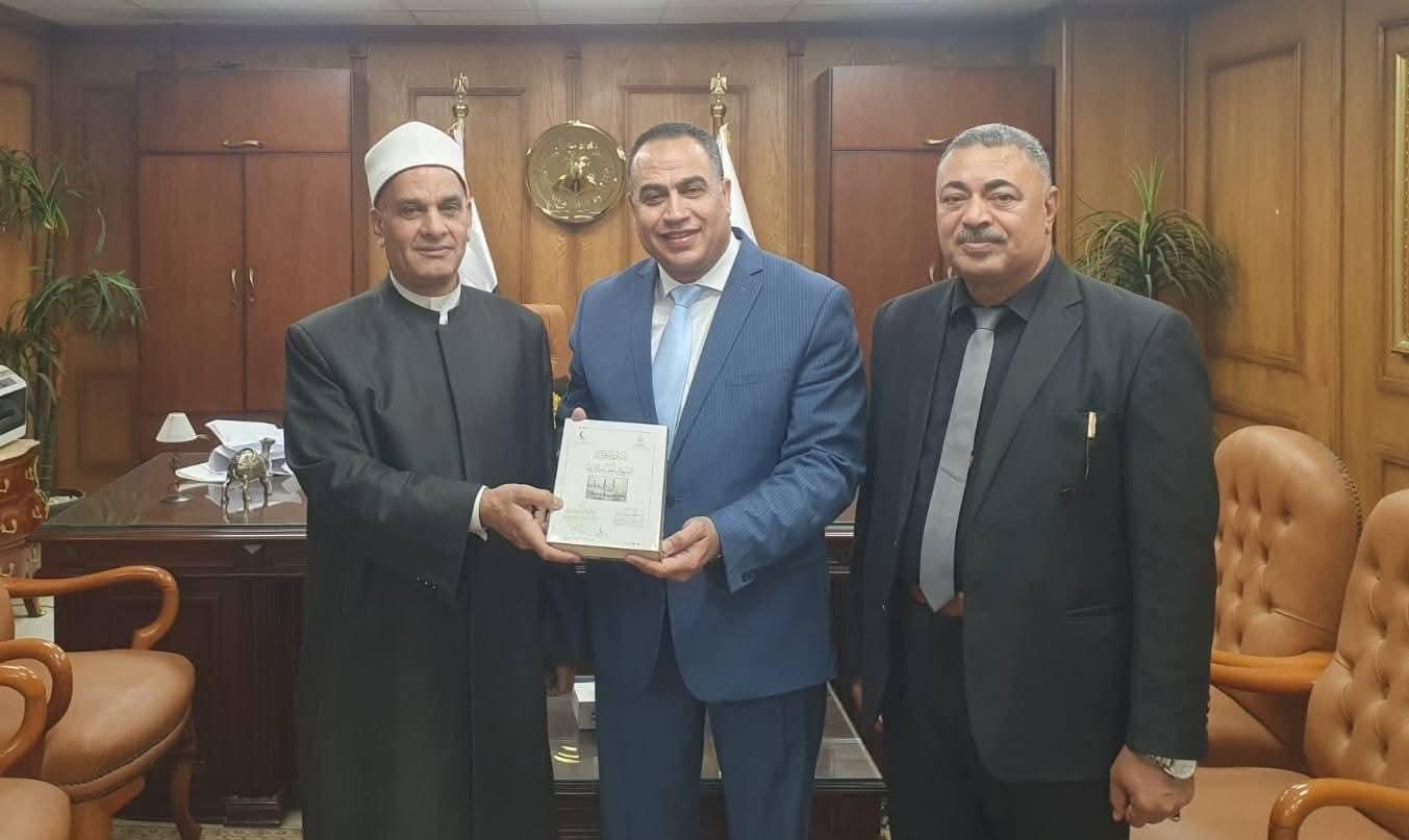 رئيس جامعة العريش يستقبل قيادات المنطقة الأزهرية بشمال سيناء ويتسلم هدية الإمام الأكبر بمناسبة عيد الأضحى المبارك