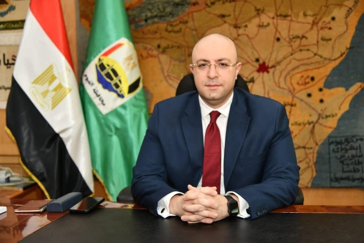 لتقصيرهم في أداء عملهم.. محافظ الفيوم يحيل عدداً من مسئولي الإدارات الهندسية وتراخيص البناء والزراعة والغاز والمواقف للنيابة