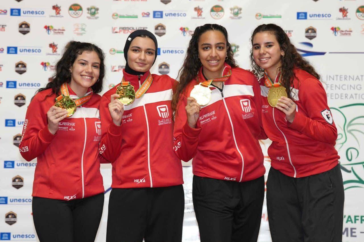 رئيس جامعة القاهرة يهنئ الطالبة العنود حجازي بعد تتويجها بذهبية الفرق في بطولة أفريقيا لسلاح الشيش