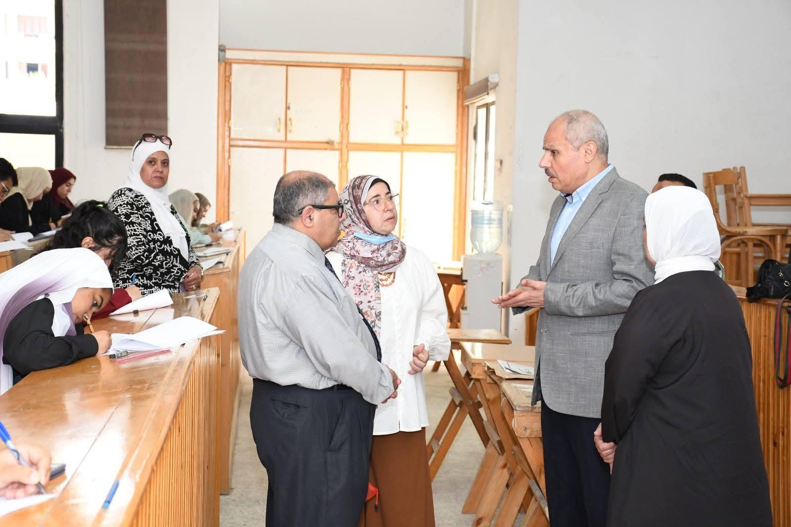 كلية التربية جامعة قناة السويس .. استعدادات مكثفة ومناخ امتحاني آمن لطلاب المستوى الثالث وسط متابعة ميدانية دقيقة