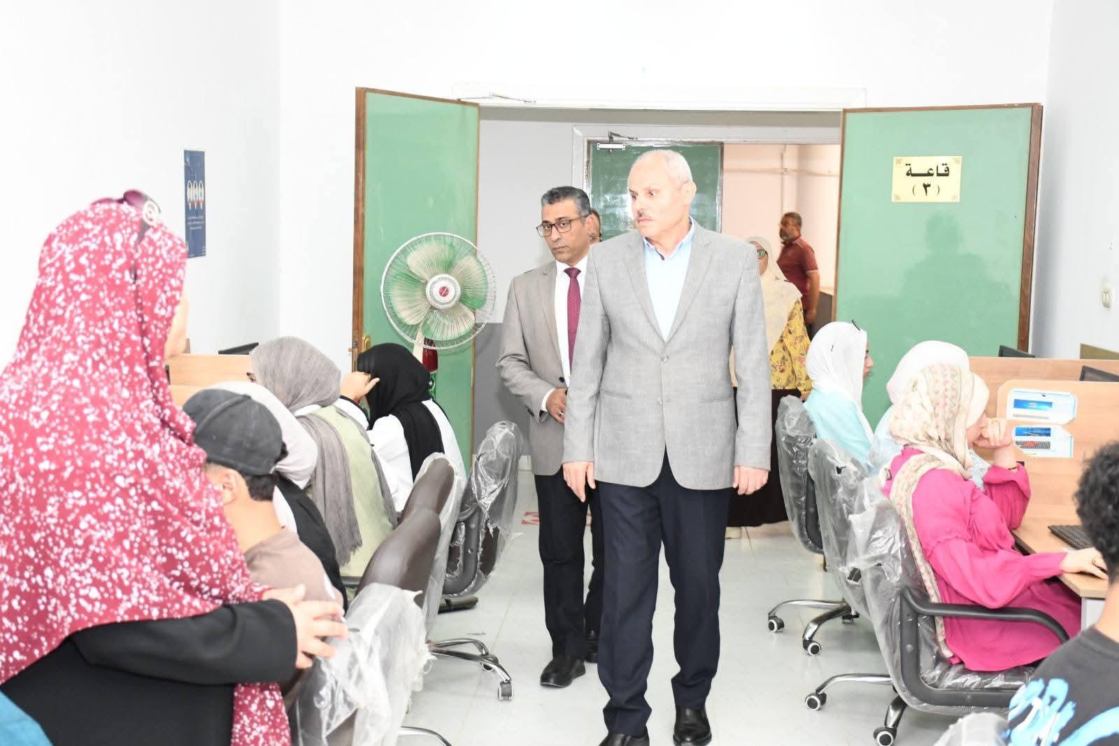طلاب كلية العلاج الطبيعي بجامعة قناة السويس وجامعة الإسماعيلية الجديدة الأهلية يؤدون الاختبارات داخل معامل الاختبارات الإلكترونية