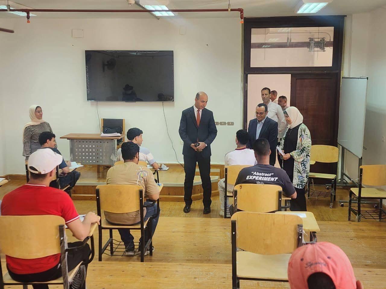 رئيس جامعة دمنهور يتفقد منظومة الامتحانات بالجامعة الأهلية .. ويؤكد “الانضباط الامتحاني معيار لقياس جودة المخرجات ومصداقية المؤسسة”