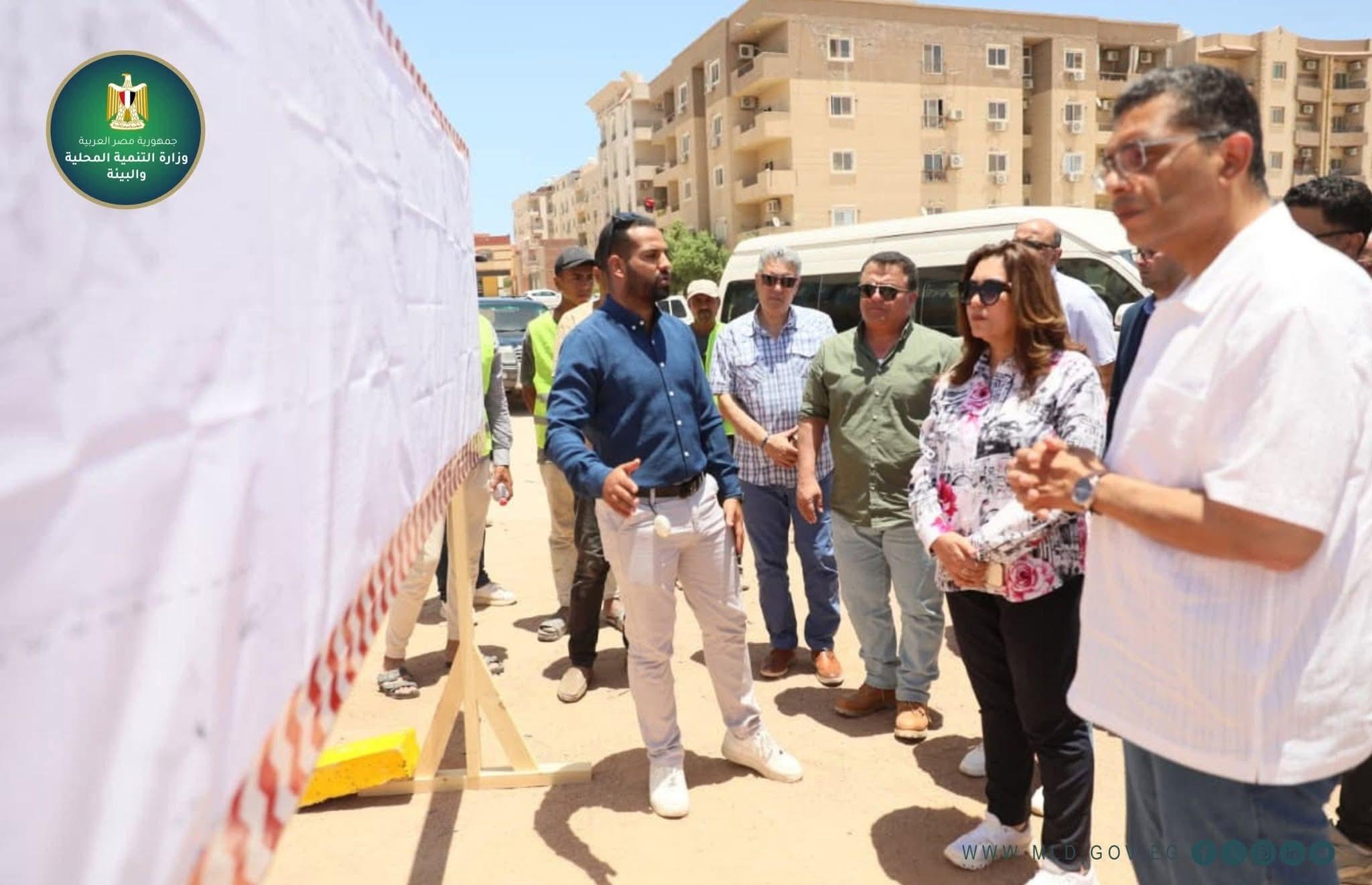 بـتكلفة 950 مليون جنيه وزيرة التنمية المحلية ومحافظ البحر الأحمر يتابعان مشروعات الصرف الصحى لـ 8 مناطق بالغردقة