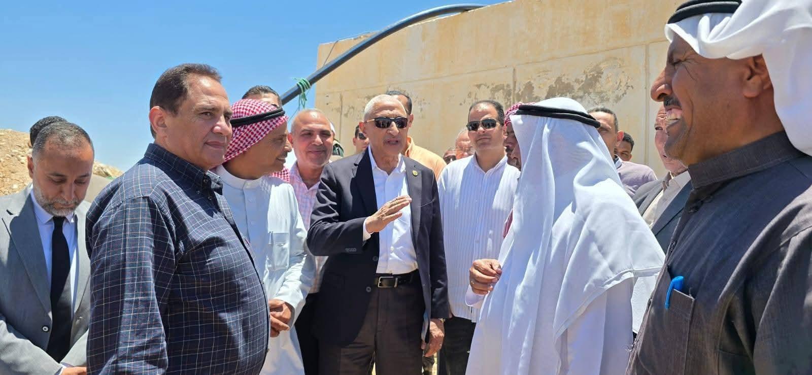 بالقرب من خط الحدود الدولية عواقل ومشايخ قبيلة العزازمة يستقبلون محافظ شمال سيناء