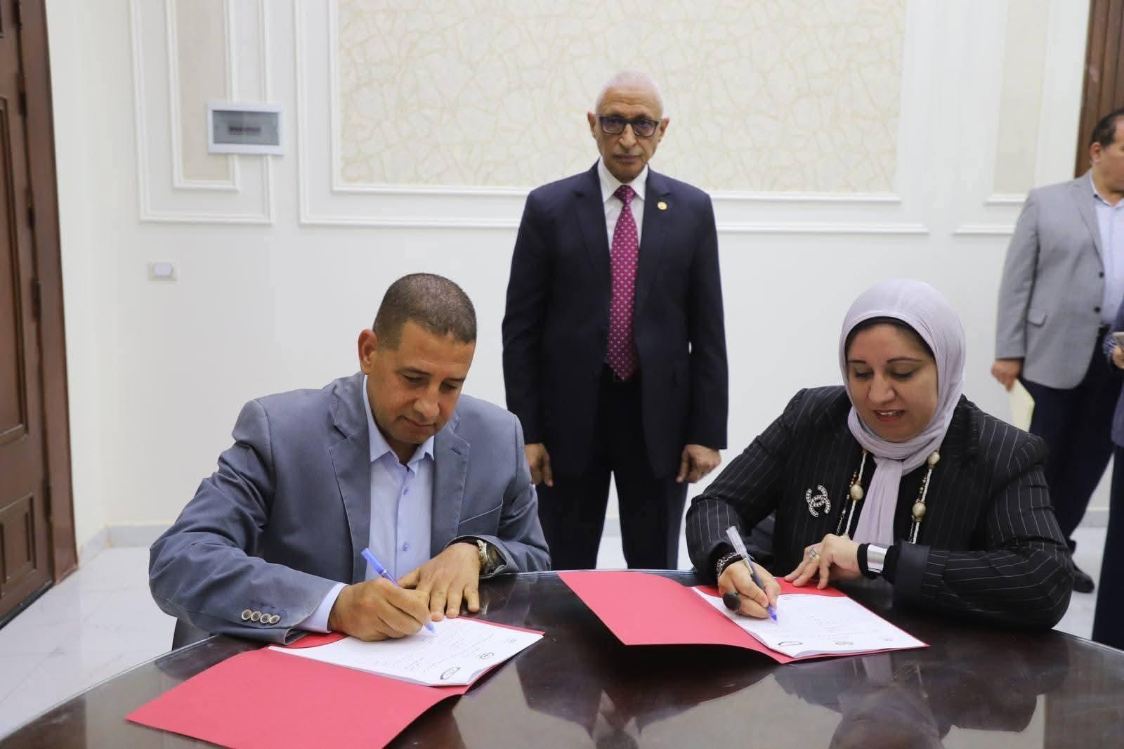 محافظ شمال سيناء يشهد توقيع بروتوكول تعاون بين المحافظة والهيئة العامة للتأمين الصحي
