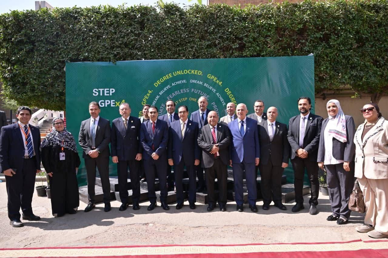 افتتاح النسخة الرابعة من معرض مشروعات التخرج بالبرامج التخصصية بهندسة القاهرة بمشاركة 398طالبا وطالبة قدموا 146مشروعا مبتكرًا في 13تخصصا هندسيًا.