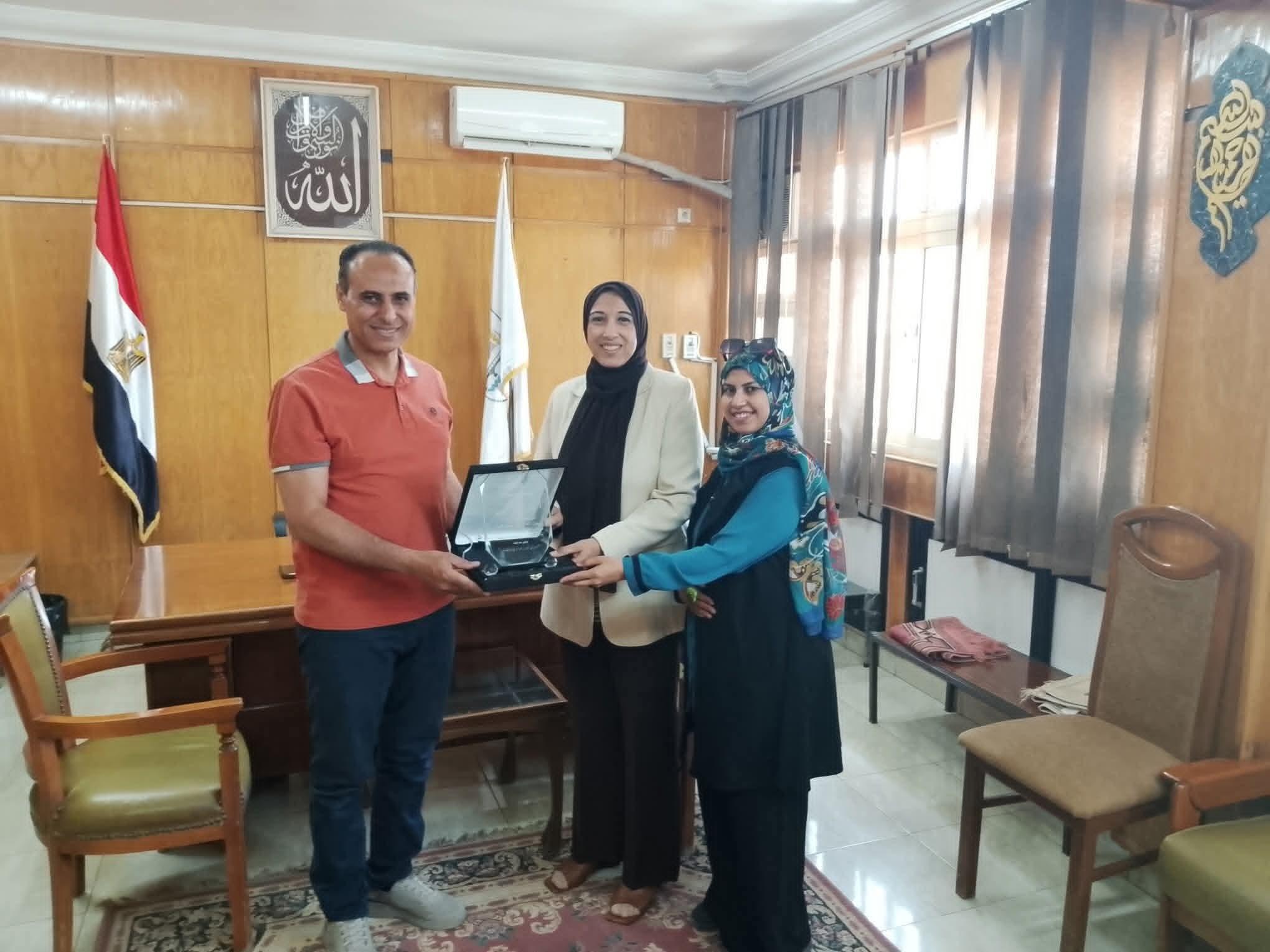 وكيل وزارة الصحة ببني سويف يكرم مدير إدارة العلاقات العامة والإعلام لدورها في دعم أنشطة تنظيم الأسرة