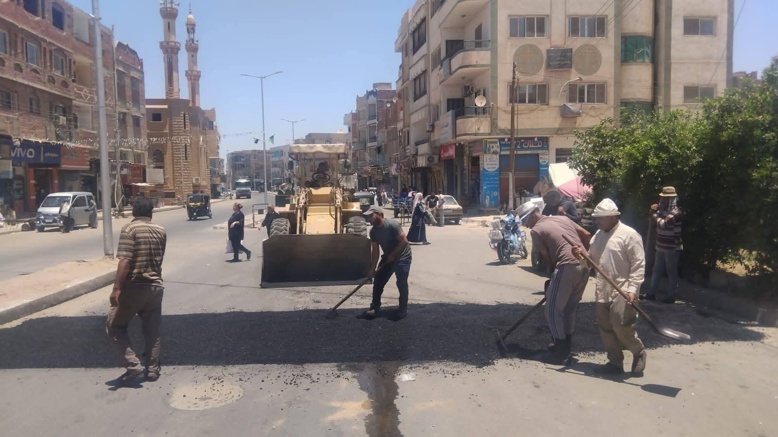 استجابة لشكوى المواطنين.. مديرية الطرق والنقل بالإسماعيلية تُجري أعمال تركيب مطبات صناعية بشارع فايد الجديد