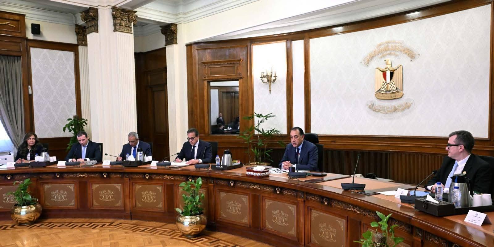 رئيس الوزراء يستعرض جهود تطوير منظومة الإسعاف المصرية