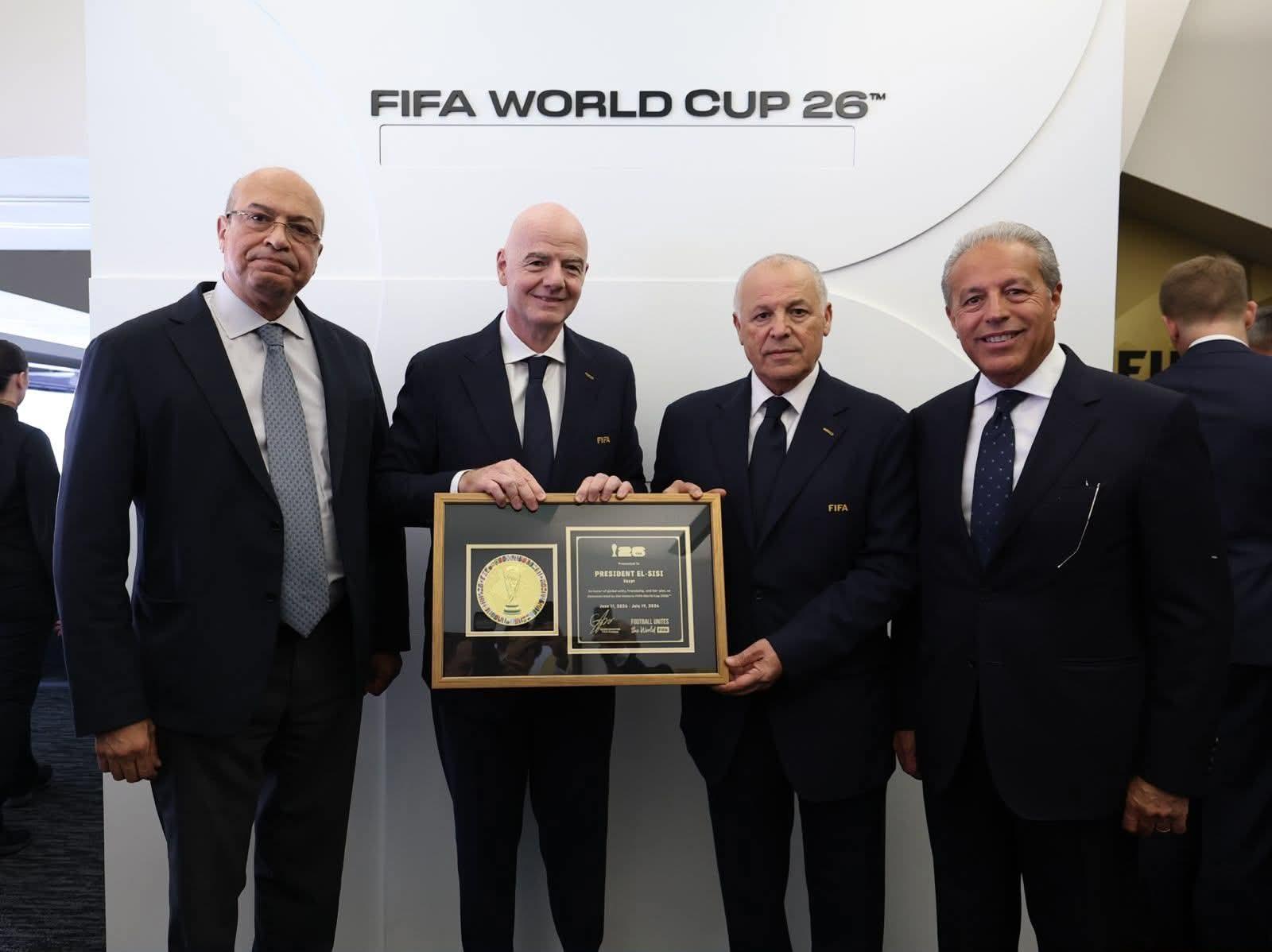 إنفانتينو يهدى أبو ريدة تذكار كأس العالم بإسم الرئيس السيسى على هامش مباراة مصر وبلجيكا