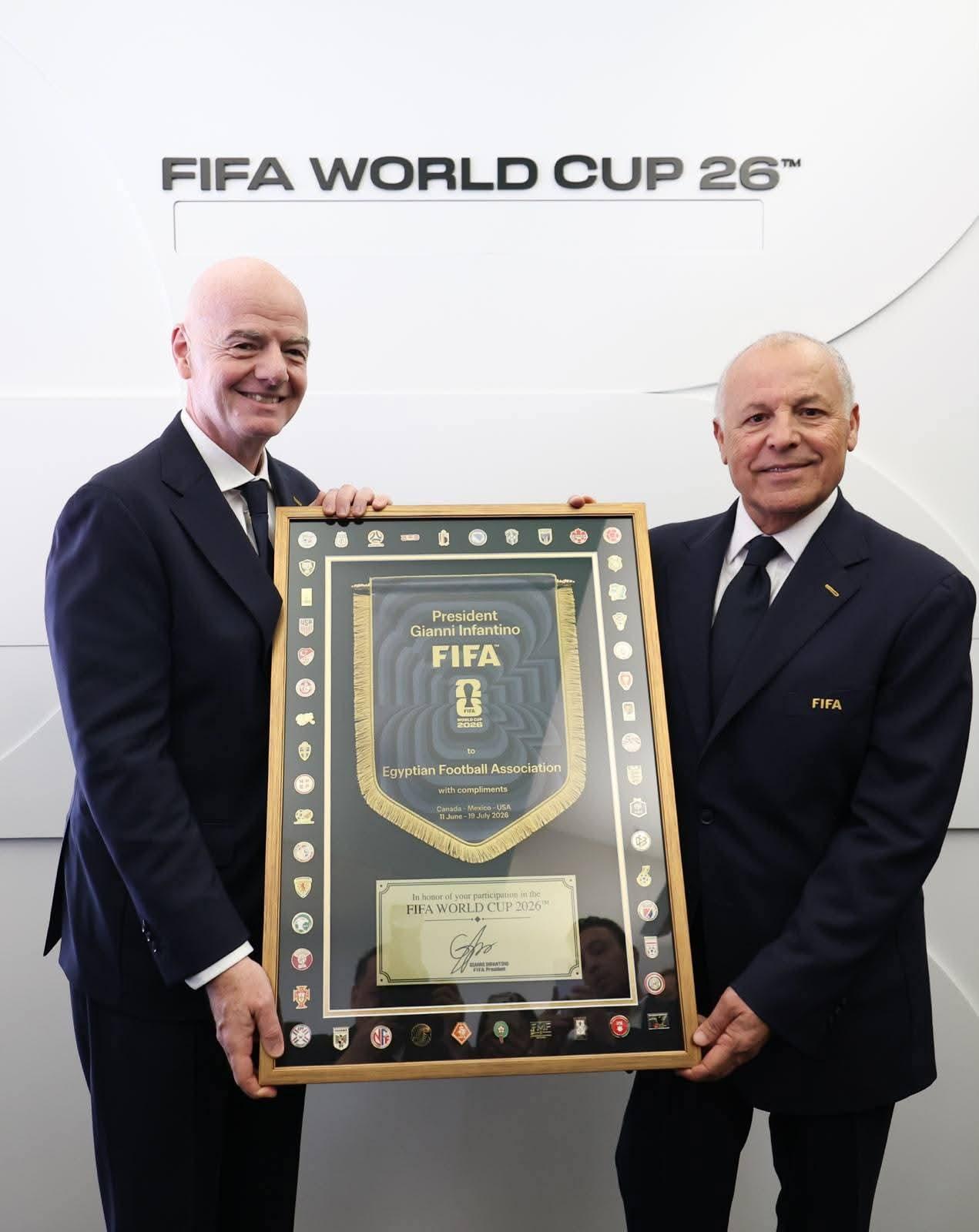 إنفانتينو يمنح أبو ريدة درع كأس العالم ..وتوت عنخ آمون هدية من اتحاد الكرة لفيفا