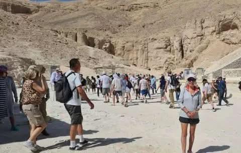 ترحيل بلوجر أمريكى وصديقته من مصر بعد واقعة وادى الملوك بالأقصر