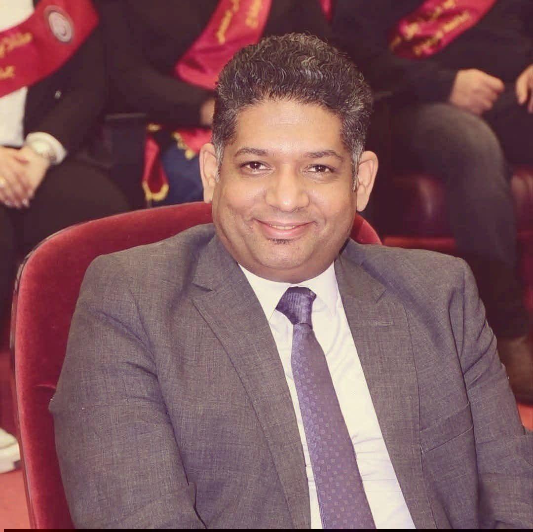 عميد كلية الحقوق بسوهاج، يهنئ الدكتور محمد عماد عبدالقادر، نائب محافظ الفيوم الأسبق بمناسبة تجديد الثقة له أمينًا مساعدًا للشؤون البرلمانية بحزب مستقبل