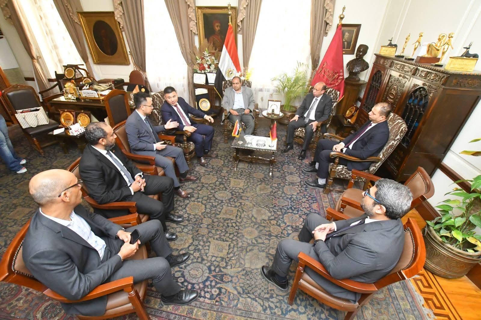وفد شركة "ميندراي" العالمية يزور طب قصر العيني جامعه القاهره لبحث سبل التعاون المشترك